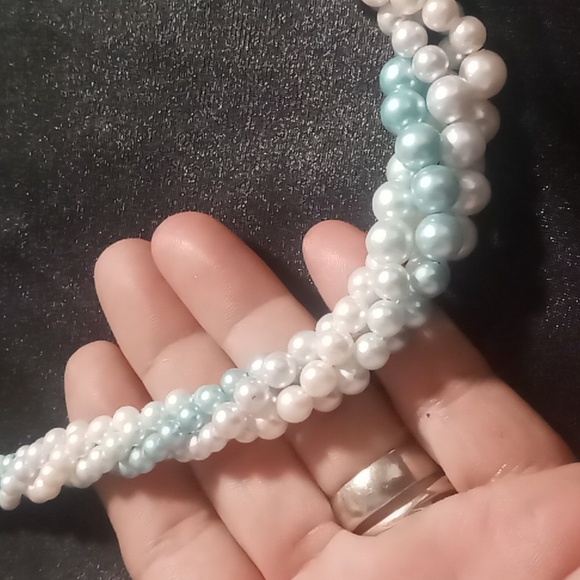 Vintage Layered & twisted blue & White faux pearl collar necklace 16 in long - Picture 4 of 4